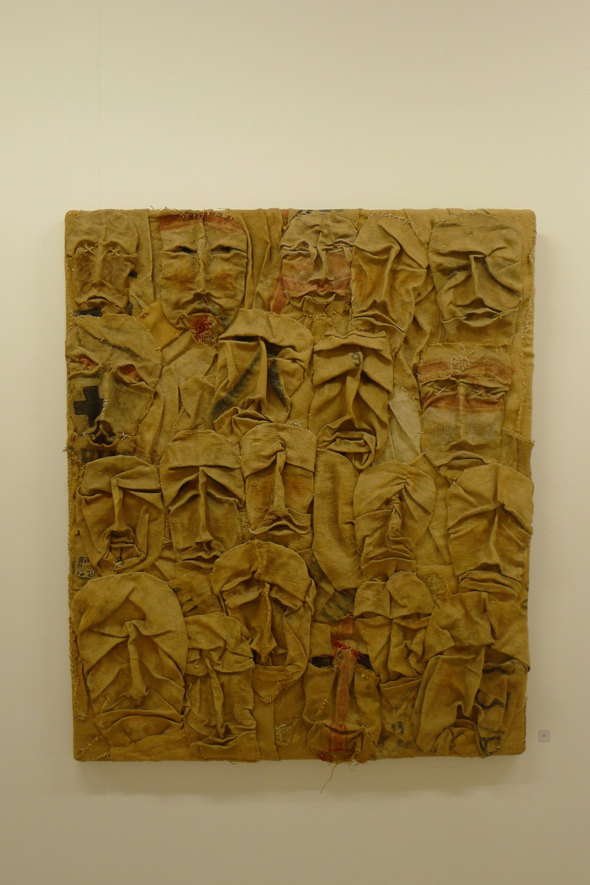 Tableau et visages de toile de jute